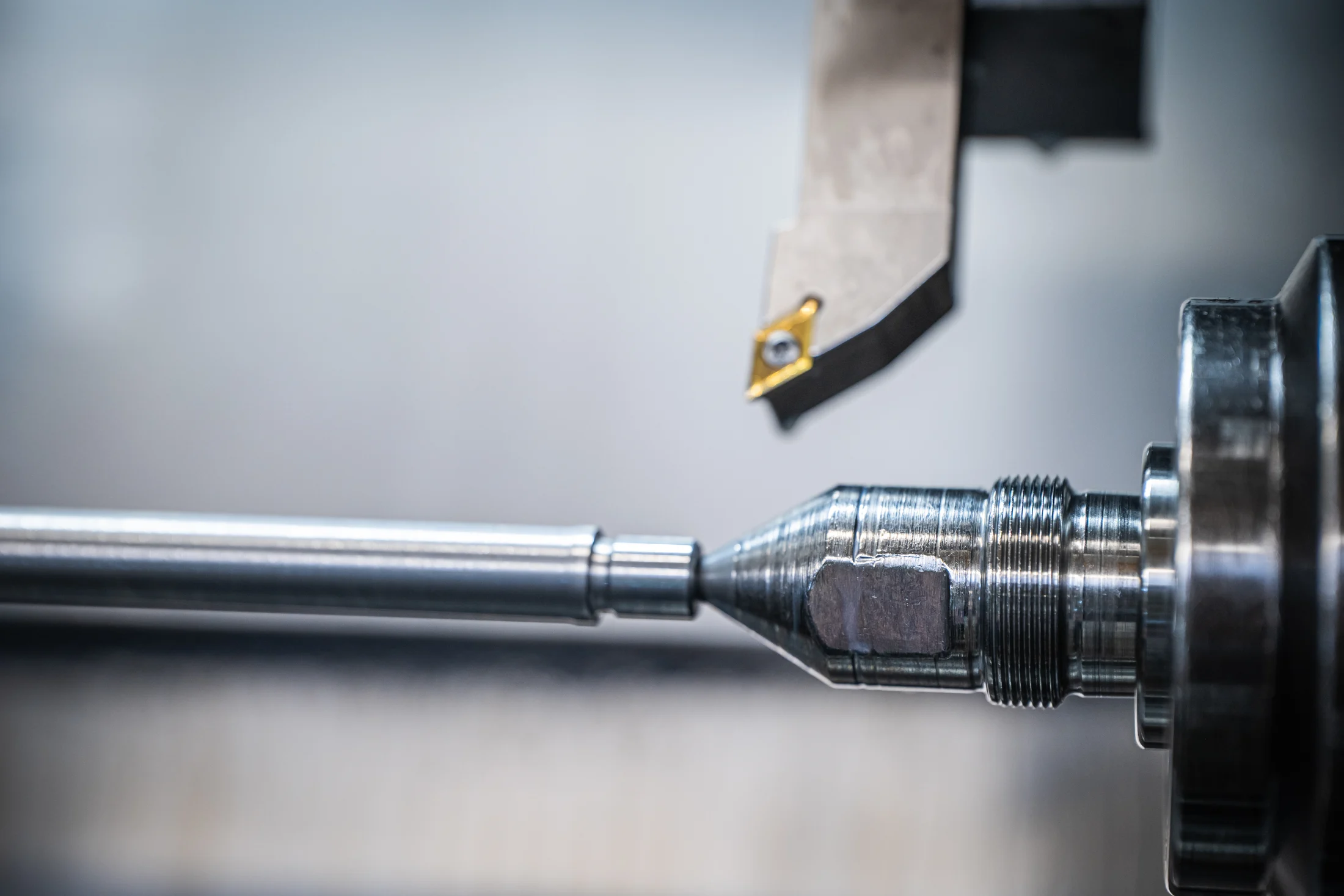 Präzise bearbeitetes Metallwerkstück in einer Drehmaschine